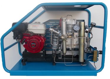 De compressor van de scuba-uitrustings vergeldende lucht het vullen cilinders met gas thuis of in laboratorium